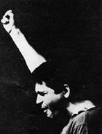 Plínio de punho erguido