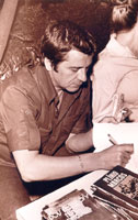 Plínio Marcos autografando seus livros